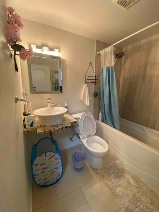 Beautiful Two Bedroom Apartment. Calgary Zewnętrze zdjęcie