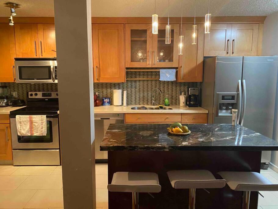 Beautiful Two Bedroom Apartment. Calgary Zewnętrze zdjęcie